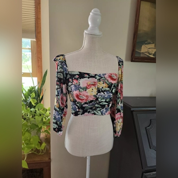 Zara Tops - Zara women's floral cropped blouse Size XS side zip lightweight top